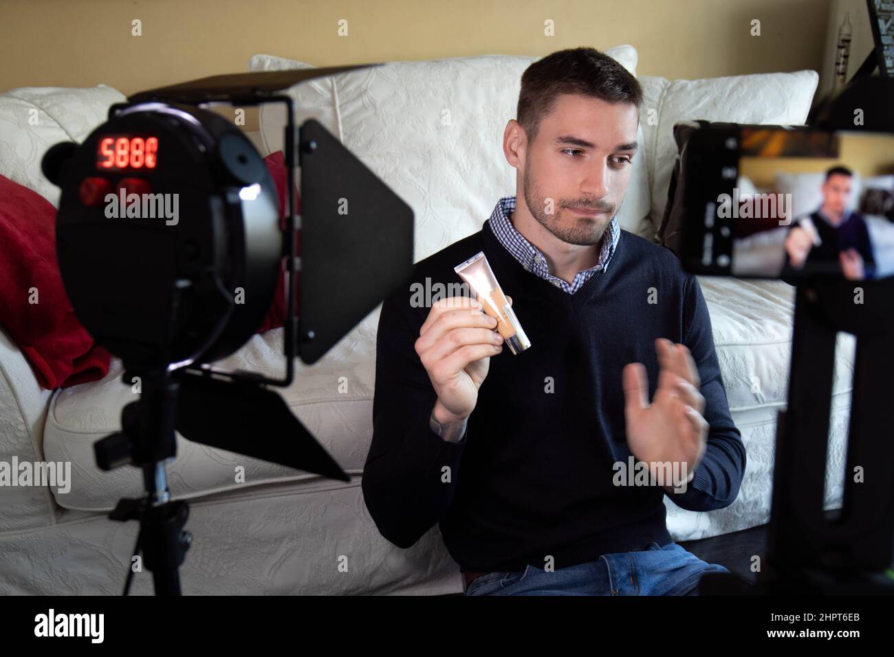 Junge männliche vlogging Video-Übertragung von Home-Studio-Setup Stockfoto