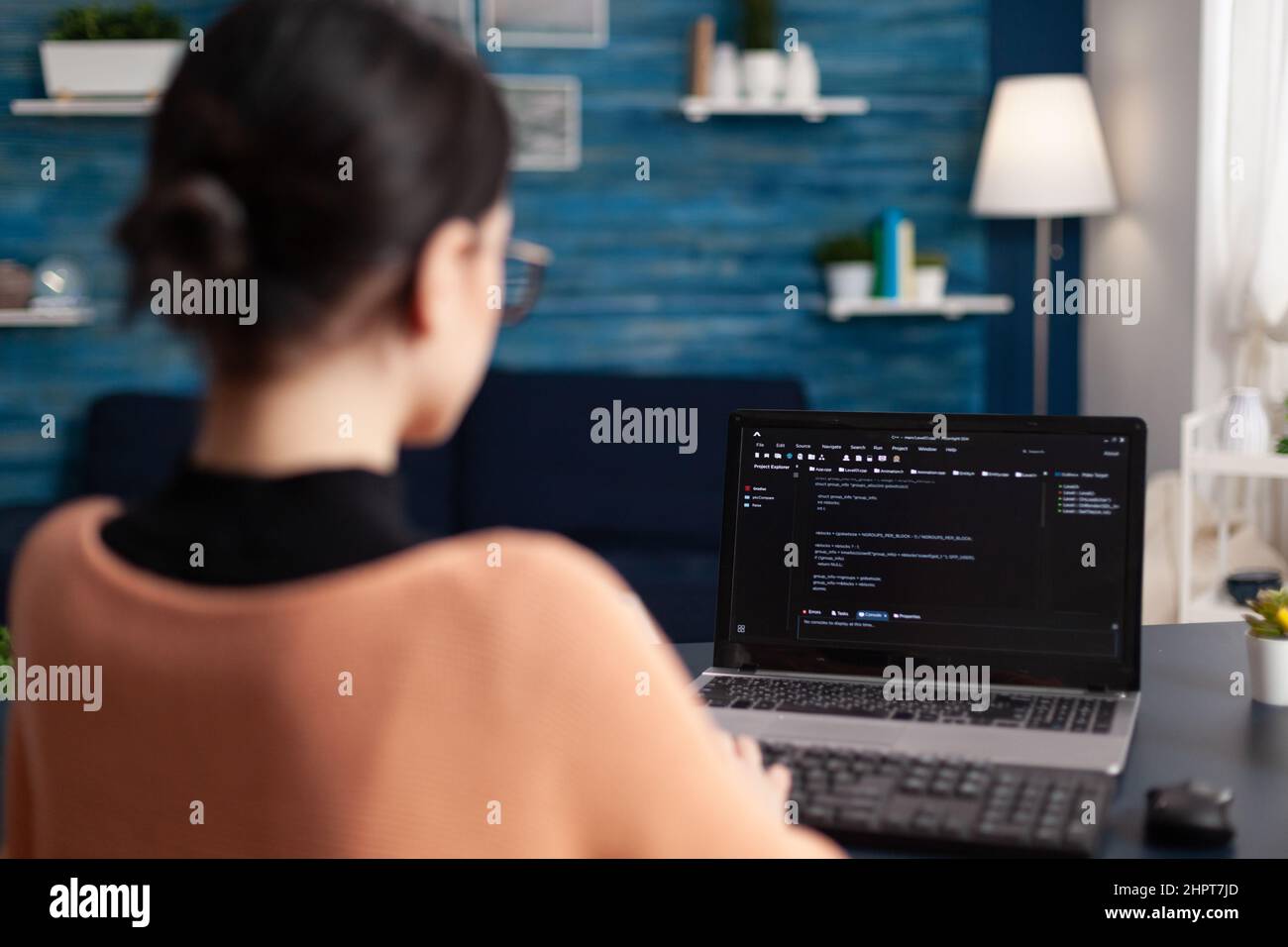 Freelancer Programmiersoftware auf Laptop. Programmierer, die außerhalb des Heimbüros arbeiten. Debugging des Codetesters auf dem Laptop über die Tastatur. Student Developer tippt Daten auf dem Bildschirm ein. Stockfoto