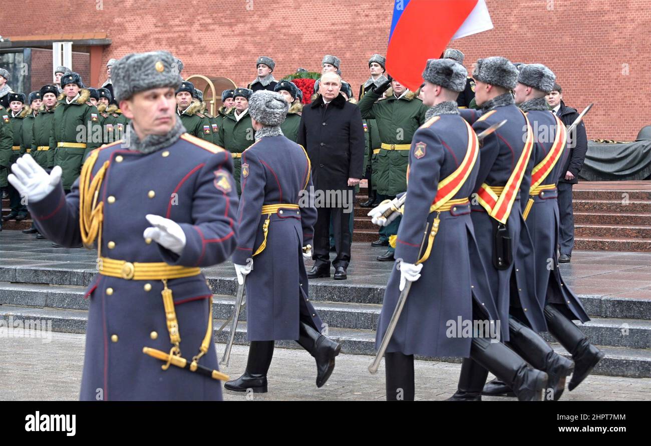 Moskau, Russland. 23rd. Februar 2022. Der russische Präsident Wladimir Putin nimmt am 23. Februar 2022 in Moskau, Russland, an einer Kranzniederlegung am Grab des unbekannten Soldaten an der Kreml-Mauer Teil. Die Zeremonie ist Teil der Feierlichkeiten zum Vaterlandsverteidiger. Quelle: Alexei Nikolsky/Kremlin Pool/Alamy Live News Stockfoto