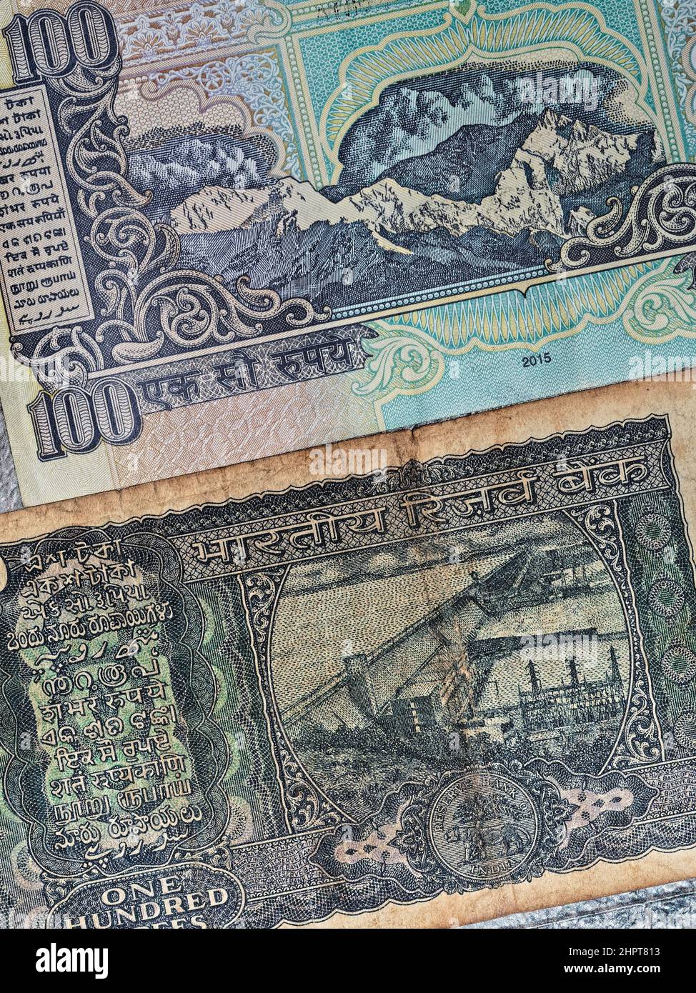 02 13 2022 Vintage India 100 Rupien Gouverneur M. Narasimham verwendete Banknote und 100 Rupien Banknote, signiert von Raghuram G Rajan aus dem Jahr 2015.Studioaufnahme Lokgr Stockfoto