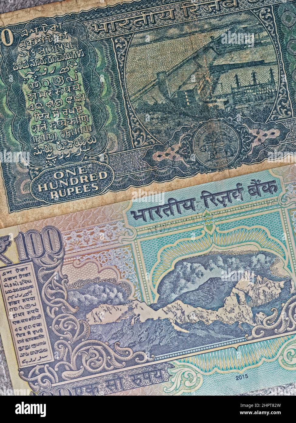 02 13 2022 Vintage India 100 Rupien Gouverneur M. Narasimham verwendete Banknote und 100 Rupien Banknote, signiert von Raghuram G Rajan aus dem Jahr 2015.Studioaufnahme Lokgr Stockfoto