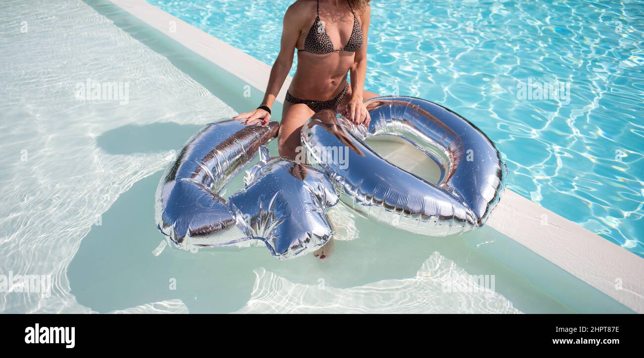 Frau am 40. Geburtstag im Schwimmbad Stockfoto