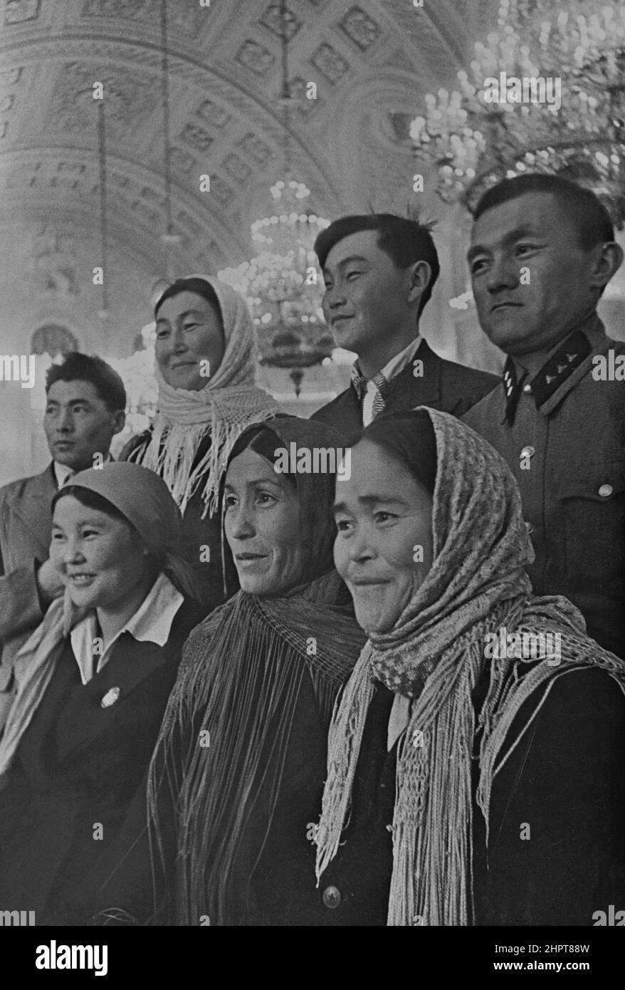 Vintage-Foto der Abgeordneten des Obersten Sowjets im Kreml. Moskau. UdSSR (Union der Sozialistischen Sowjetrepubliken). 1930-1940 Stockfoto