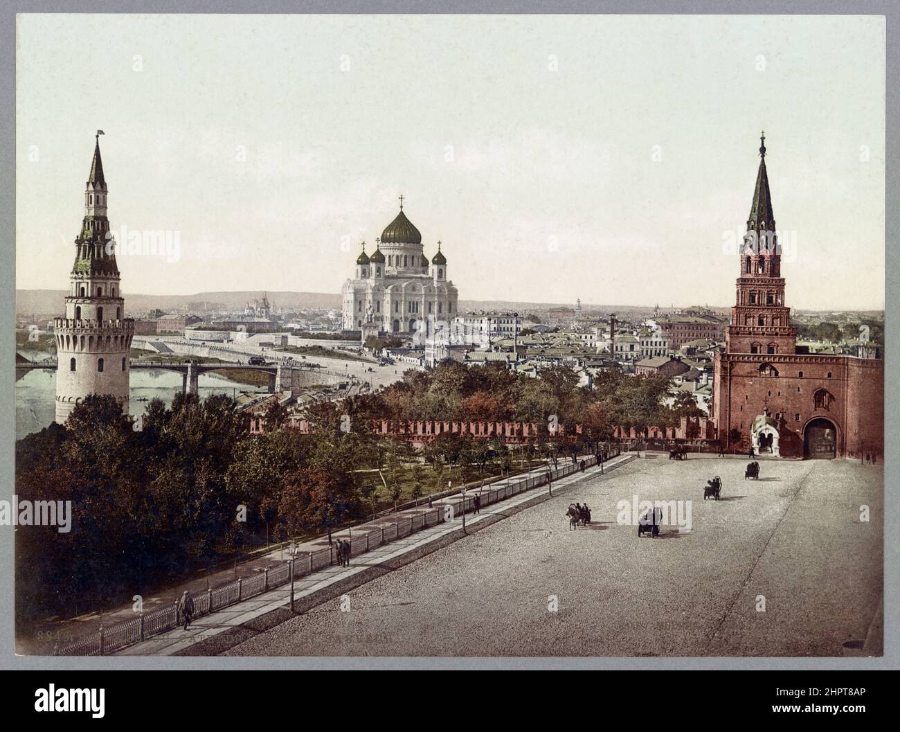 Vintage-Foto der Kathedrale von Christus dem Erlöser aus dem Moskauer Kreml mit dem Borowizkaya-Turm (rechts) und dem Vodovzvodnaya-Turm im Vordergrund Stockfoto