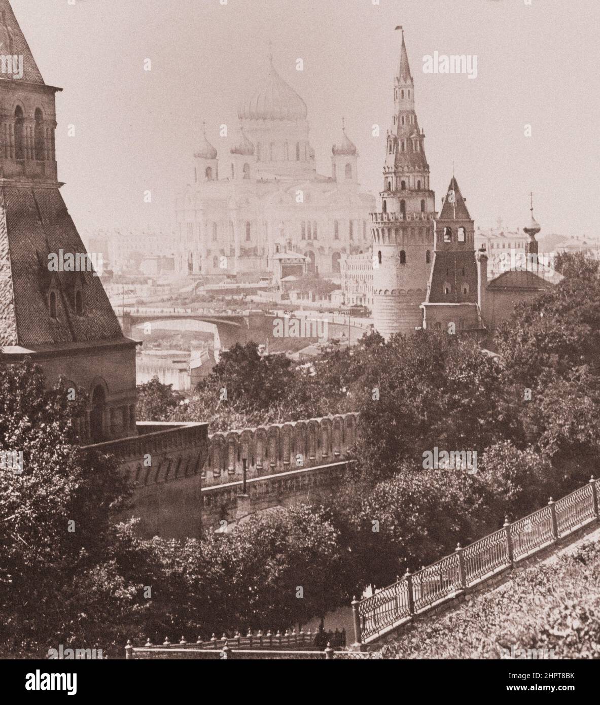 Vintage-Foto des Moskauer Kremls mit Vodovzvodnaja, Blagoweschenskaya, Taynitskaya-Türmen und der Kathedrale von Christus dem Erlöser auf dem Hintergrund. R Stockfoto