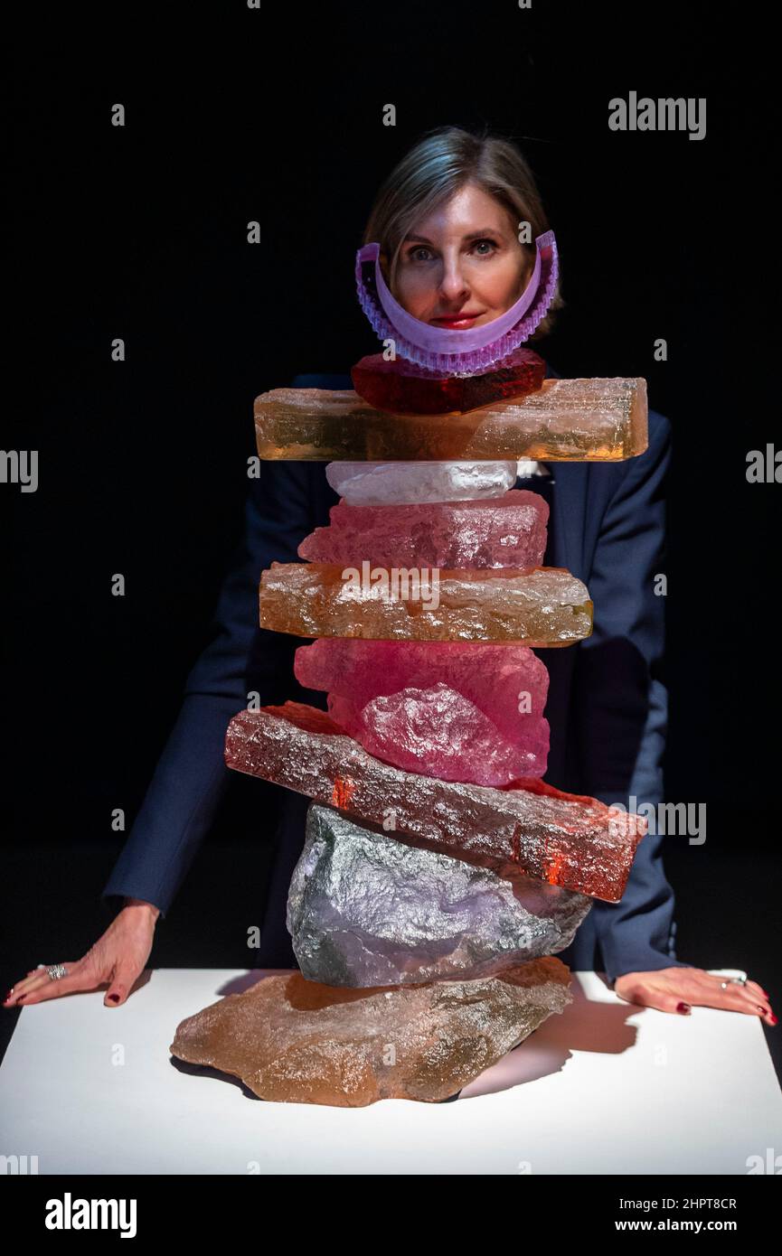 London, Großbritannien. 23. Februar 2022. A Woman blickt auf „Time Rock Stack VI“ von Dawn Bendick bei der Vorschau der Messe „Collect“ für zeitgenössisches Handwerk und Design. Werke von Wandteppichen, Keramik, Glas bis hin zu Metallarbeiten, Lackwaren und Möbeln von 400 lebenden Künstlern, vertreten durch 31 internationale Galerien, stehen dem Sammler vom 25. Bis 27. Februar im Somerset House zur Verfügung. Kredit: Stephen Chung / Alamy Live Nachrichten Stockfoto