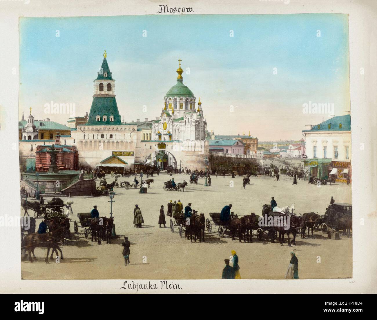 Foto aus dem 19th. Jahrhundert von Kitay-Gorod. Der Lubyanka-Platz mit dem Nikolskaya-Turm, der Kirche der Gottesmutter Wladimir und der Panteleimon-Kapelle auf dem Platz Stockfoto
