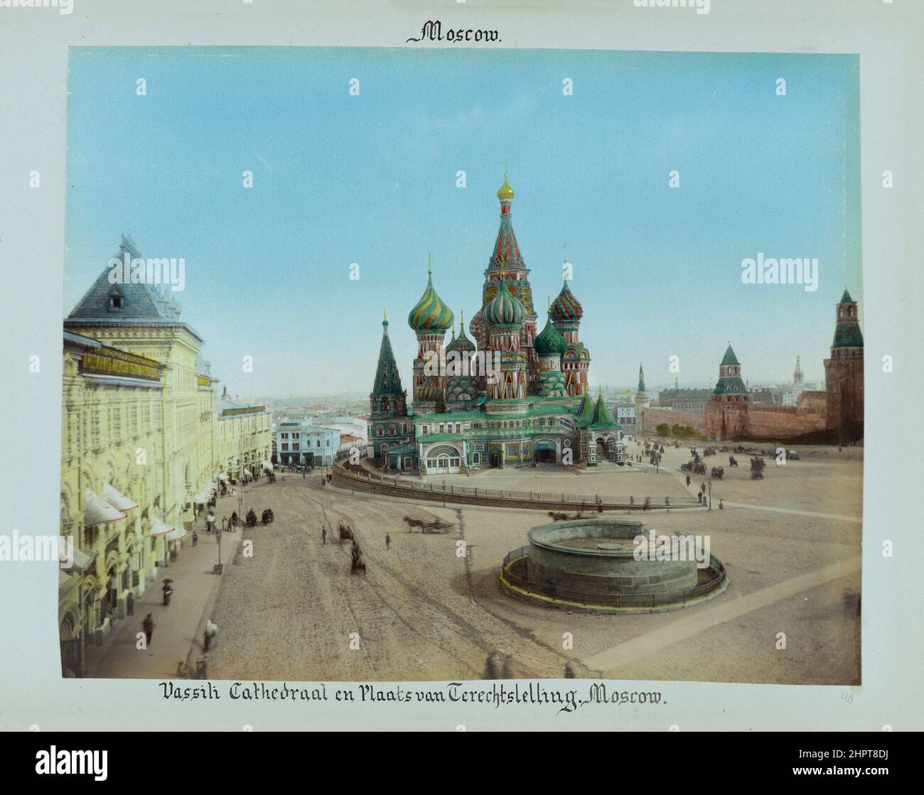 Foto aus dem 19th. Jahrhundert der Basilius-Kathedrale vom Roten Platz aus gesehen. Moskau, Russisches Reich. 1898 die Kathedrale von Wassili dem Seligen ist ein Orthod Stockfoto