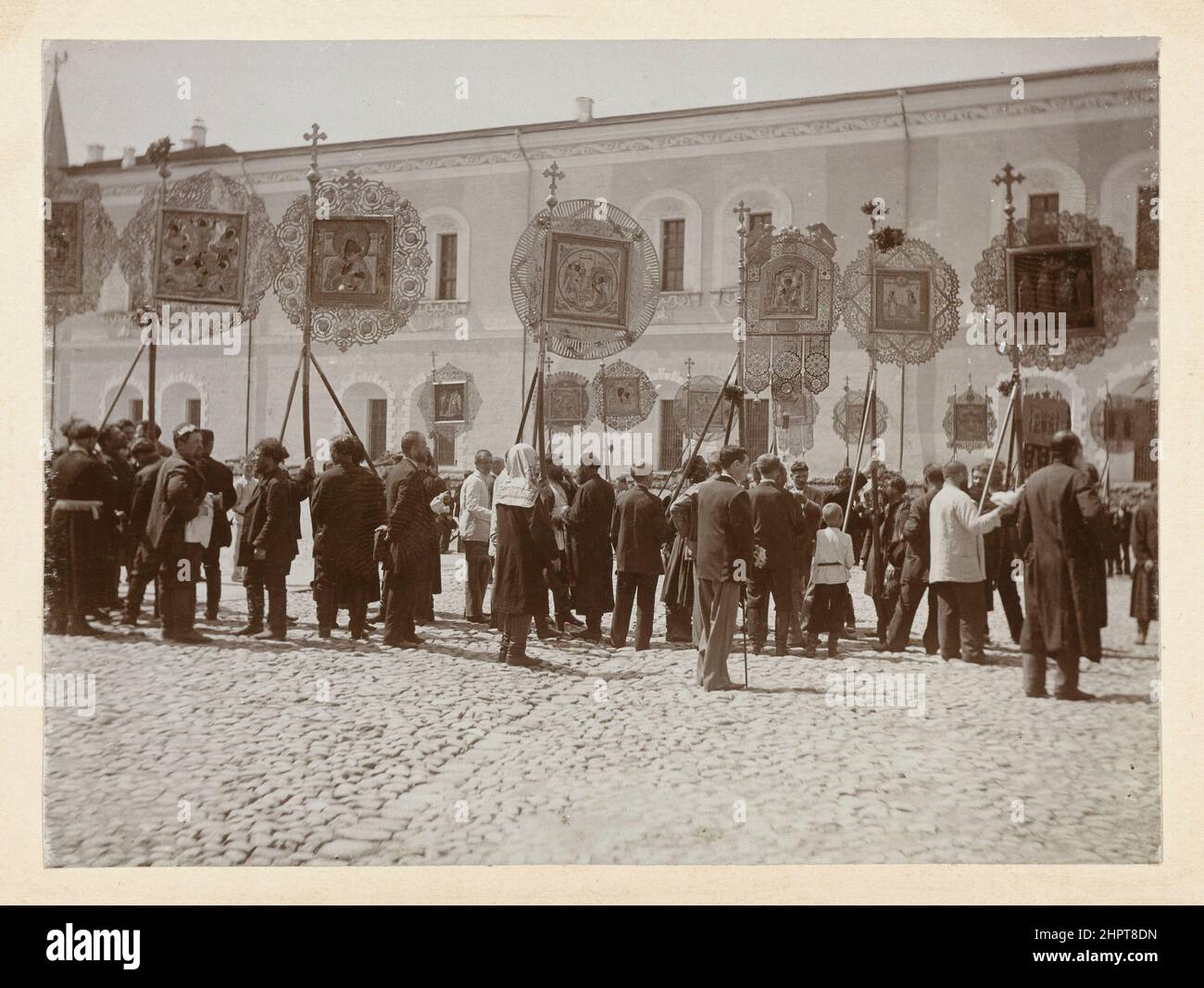 Vintage-Foto der Prozession der russisch-orthodoxen Kirche im Kreml. Moskau, Russisches Reich. 1898 Stockfoto