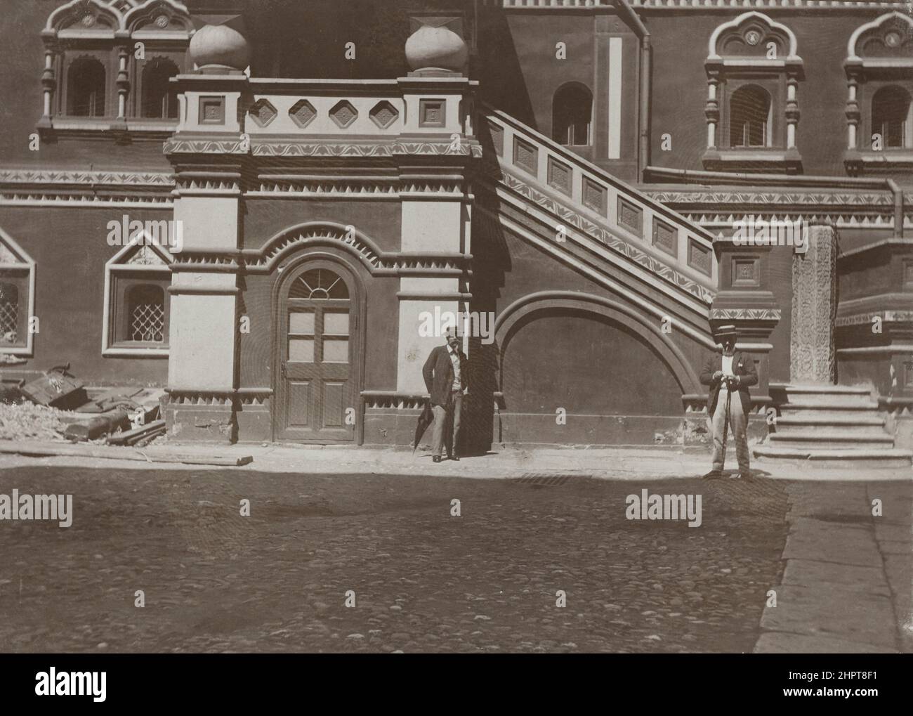 Vintage-Foto von Kitay-Gorod in Moskau. Zwei Männer vor der Tür des Druckhauses der Synode der Russisch-Orthodoxen Kirche in der Nikolskaja-Straße. Ru Stockfoto