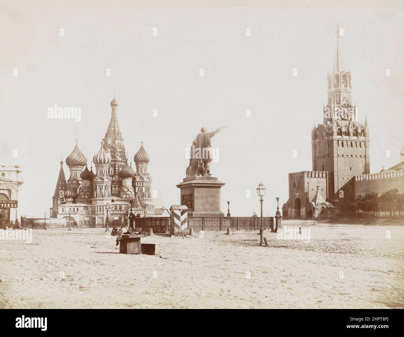 Foto des Roten Platzes aus dem 19th. Jahrhundert. Die Basilius-Kathedrale, das Minin- und Poscharski-Denkmal sowie der Spasskaya-Turm von Moskau Kremlin1850 - 1 Stockfoto