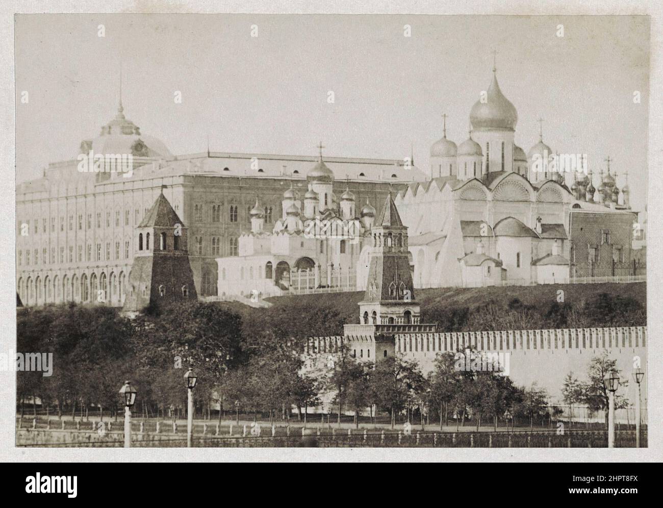 Vintage-Foto des Moskauer Kreml. Taynitskaya-Turm, Kaiserpalast, Kathedrale des Erzengels, Kathedrale der Verkündigung und Kathedrale der Dormition Stockfoto