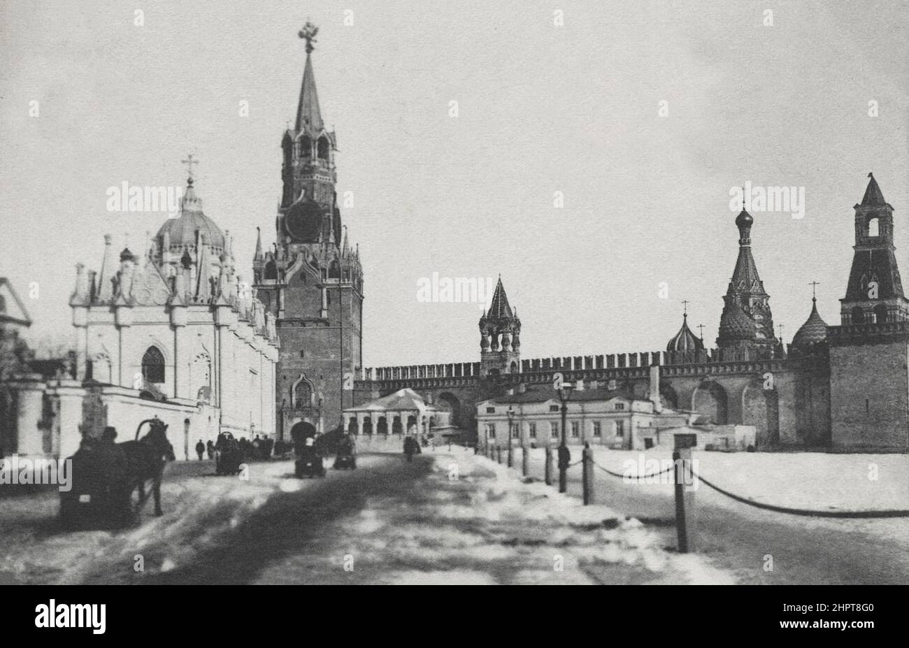 Foto aus dem 19th. Jahrhundert des Klosters Himmelfahrt (Starodewitschy-Kloster) und des Spassky-Tores. Russisches Reich. Ascension Kloster, bekannt als das Starodevichy Kloster Stockfoto