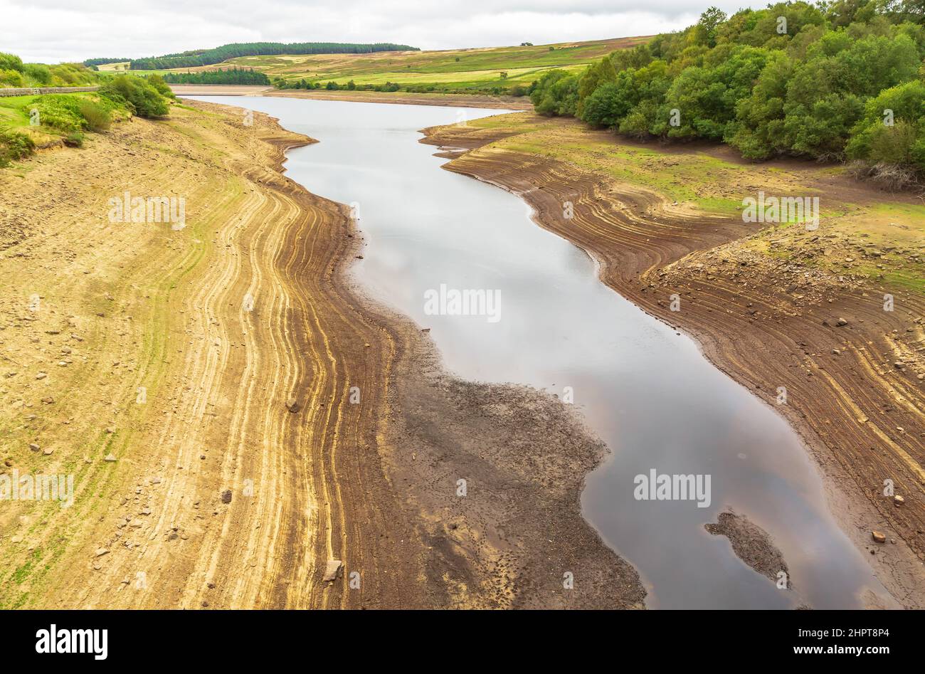 Leighton Reservoir in Nidderdale, North Yorkshire, Großbritannien, mit sehr niedrigem Wasserstand nach einer längeren Hitzewelle und ohne Niederschlag. Horizontal. Kopie sp Stockfoto