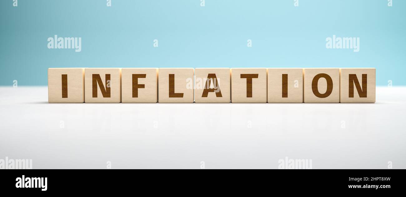 Das Wort Inflation wurde aus Spielzeugblöcken auf türkisfarbenem Hintergrund gebaut. Webbanner-Format Stockfoto