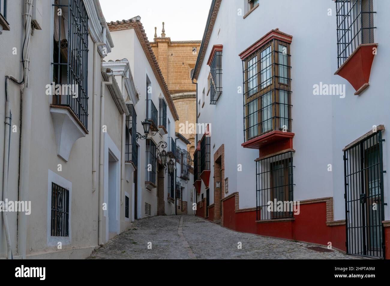 Ronda, Spanien - 1. Februar, 2021:schmale Straße die historische Altstadt von Ronda in Andalusien Stockfoto