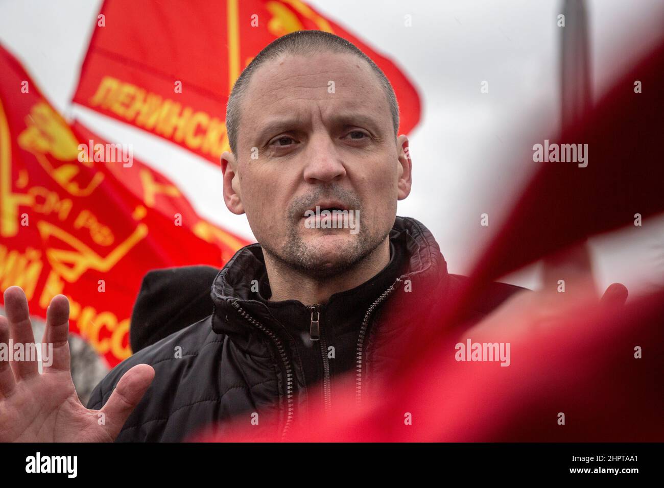 Moskau, Russland. 23rd. Februar 2022 Sergei Udalzow, der Koordinator der Bewegung der Linken Front während einer Kundgebung der Russischen Kommunistischen Partei auf dem Platz der Revolution am Vaterlandstag in Moskau, Russland Stockfoto