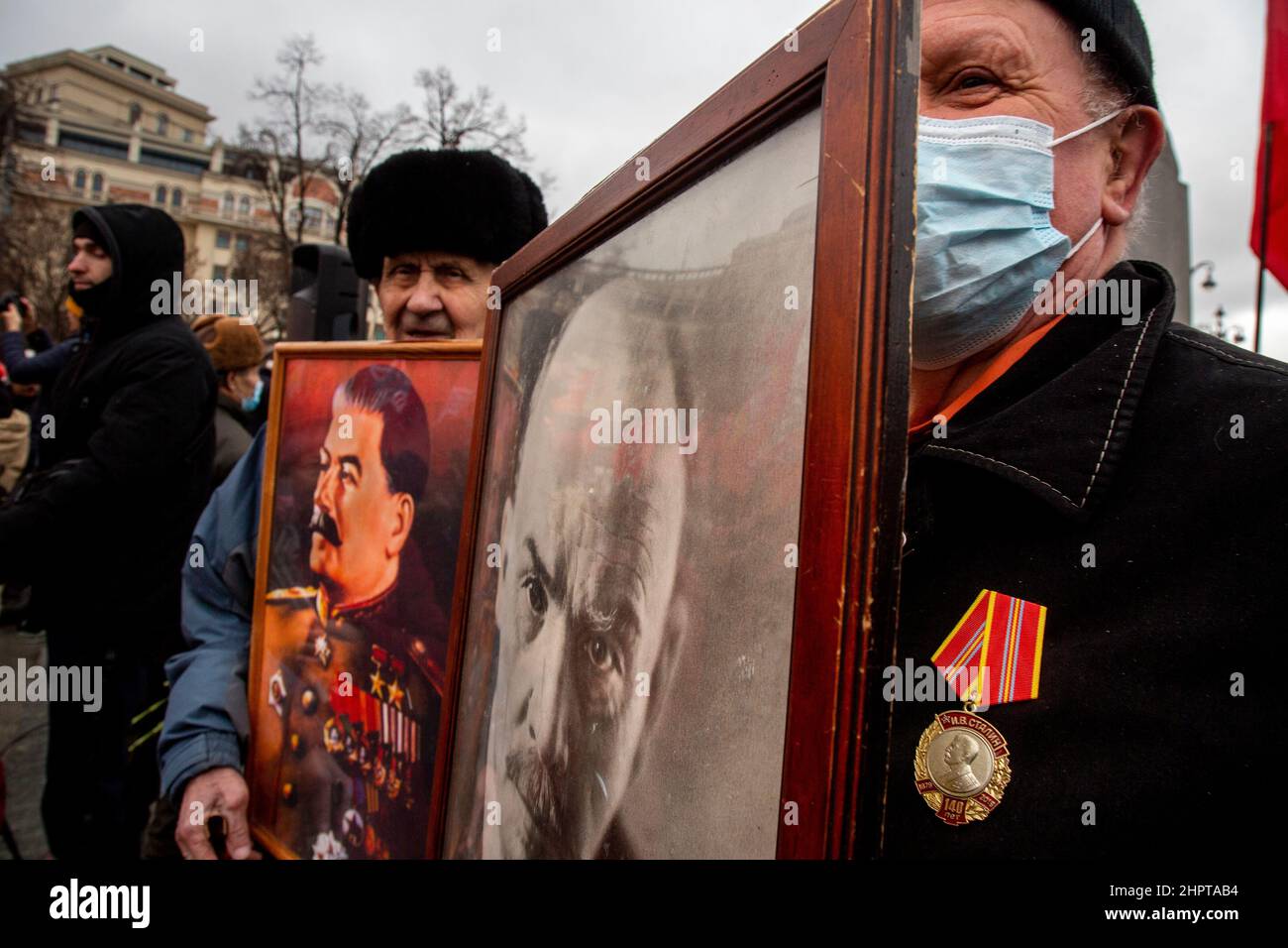 Moskau, Russland. Am 23rd. Februar nehmen 2022 Menschen an einer Kundgebung der Russischen Kommunistischen Partei auf dem Platz der Revolution in der Nähe des Denkmals Karl Marx zum Vaterlandstag im Zentrum der Stadt Moskau, Russland, Teil Stockfoto