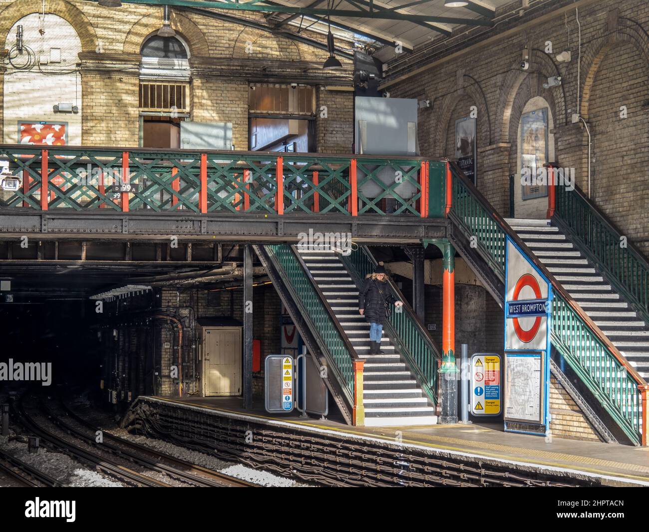 LONDON, Großbritannien - 23 2022. FEBRUAR: Bahnhof West Brompton an einem ruhigen Morgen. London oberirdisch. Stockfoto