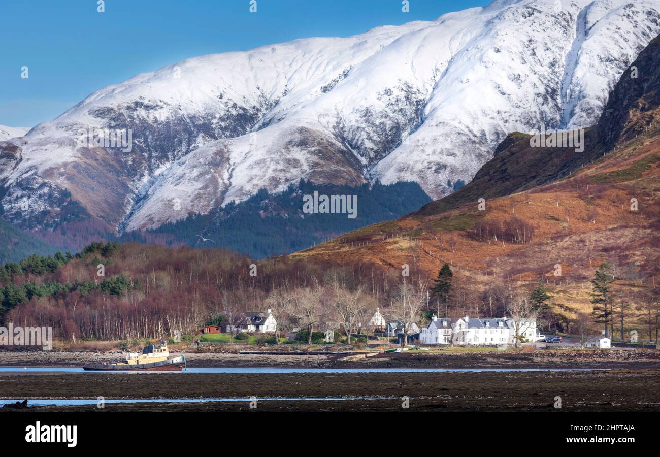 FÜNF SCHWESTERN DES KINTAIL LOCH DUICH SCOTLAND KINTAIL LODGE HOTELS UNTER DEM SCHNEEBEDECKTEN BERG Stockfoto