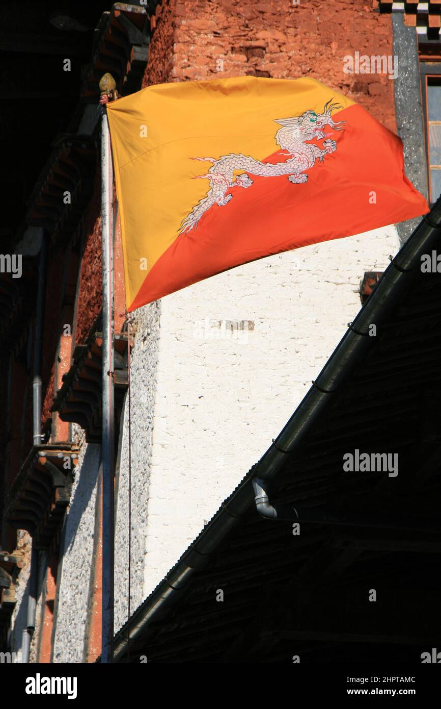 bhutanische Flagge in jakar in bhutan Stockfoto