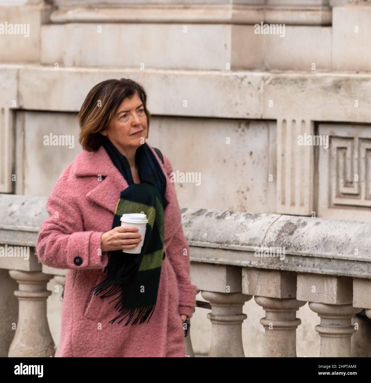 London, Großbritannien. 23rd. Februar 2022. Die für die Parteiuntersuchung verantwortliche Beamtin, die Beamtin, kommt im Kabinett an. Kredit: Ian Davidson/Alamy Live Nachrichten Stockfoto