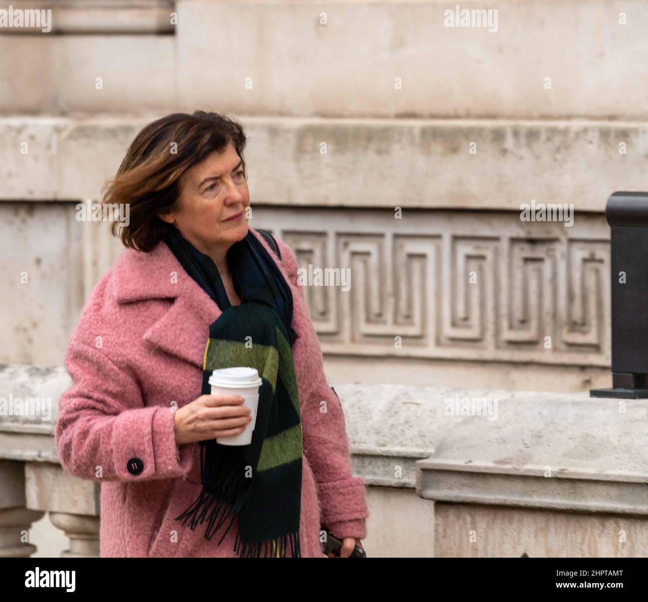 London, Großbritannien. 23rd. Februar 2022. Die für die Parteiuntersuchung verantwortliche Beamtin, die Beamtin, kommt im Kabinett an. Kredit: Ian Davidson/Alamy Live Nachrichten Stockfoto