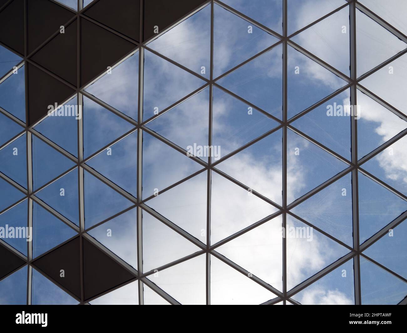 Glasdach, transparent mit blauem Himmel. Stockfoto