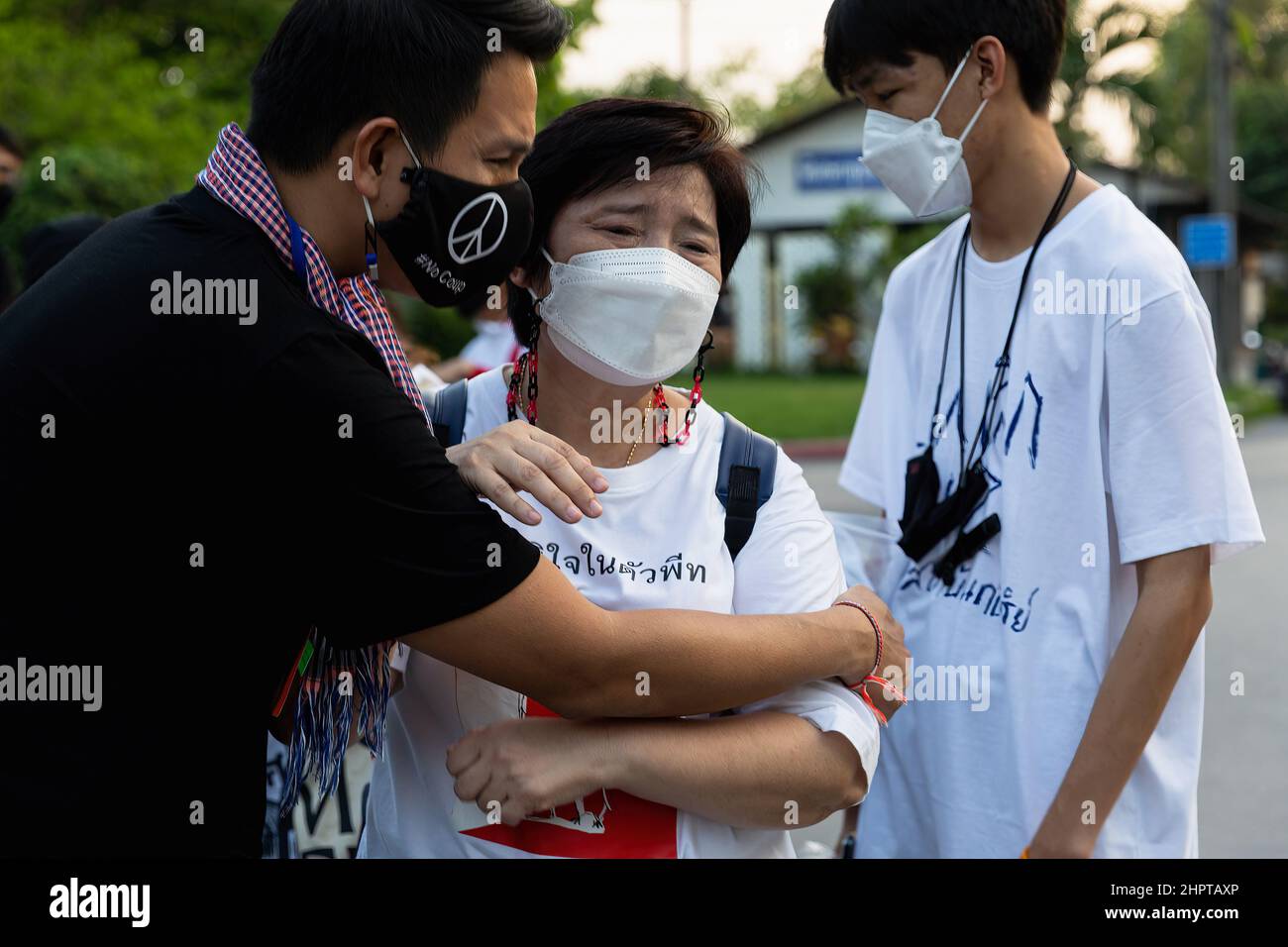 Bangkok, Thailand. 23rd. Februar 2022. Die Mutter von Parit Chiwarak, einer prodemokratischen Aktivistin, sah nach der Ankündigung des Strafgerichtshofs weinen und ihren Sohn umarmen, der sich vor dem Bangkok Untersuchungsgefängnis aufmachte. Der Strafgerichtshof hat eine Kaution für Arnon Nampa und Parit Chiwarak, die pro-demokratischen Aktivisten, die seit mehr als 6 Monaten unter dieser Majestät angeklagt sind, abgelehnt. (Foto von Varuth Pongsapipatt/SOPA Images/Sipa USA) Quelle: SIPA USA/Alamy Live News Stockfoto