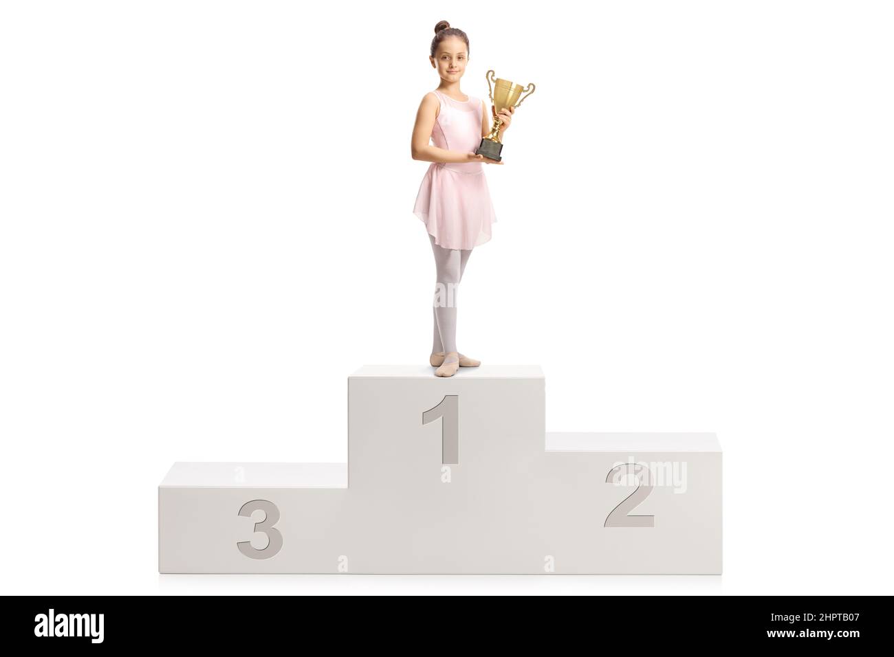 Ballerina in einem rosa Kleid mit einem goldenen Pokal auf einem Siegerpodium auf weißem Hintergrund Stockfoto