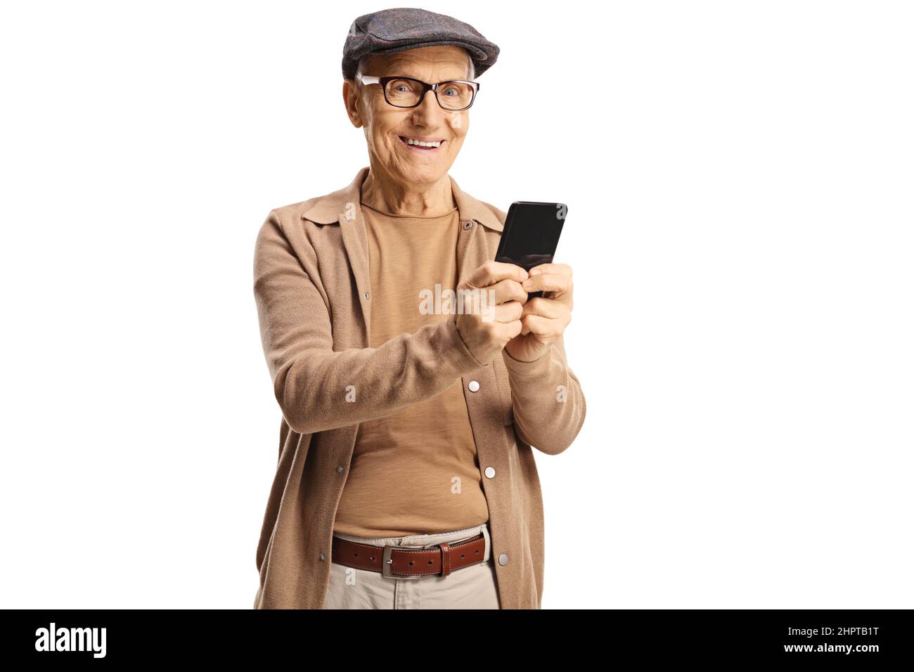 Glücklicher älterer Mann steht und ein Smartphone auf weißem Hintergrund isoliert Stockfoto