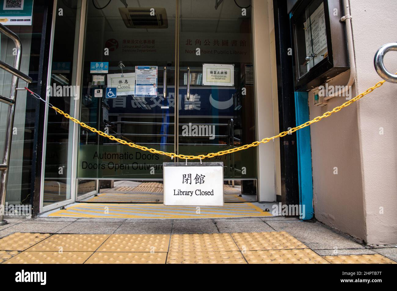 Hongkong, China. 23rd. Februar 2022. Ein Schild an der North Point Public Library mit der Aufschrift „ Library Closed“. Mit dem starken Anstieg der COVID-19-Fälle in Hongkong hat die Regierung die sozialen Distanzierungsregeln erweitert und verschärft, einschließlich der Schließung öffentlicher Räume wie Bibliotheken, Sporteinrichtungen und Museen. (Foto von Ben Marans/SOPA Images/Sipa USA) Quelle: SIPA USA/Alamy Live News Stockfoto