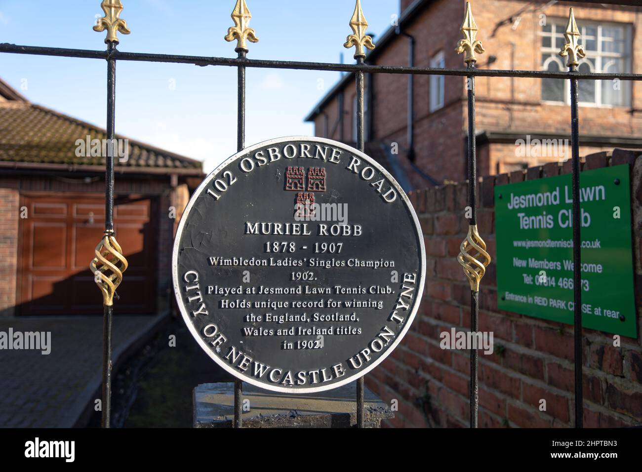 Eine Gedenktafel am Tor des Jesmond Lawn Tennis Club, Newcastle upon Tyne, Großbritannien, erinnert an Muriel Robb, Wimbledon Ladies Singles Champion im Jahr 1902. Stockfoto