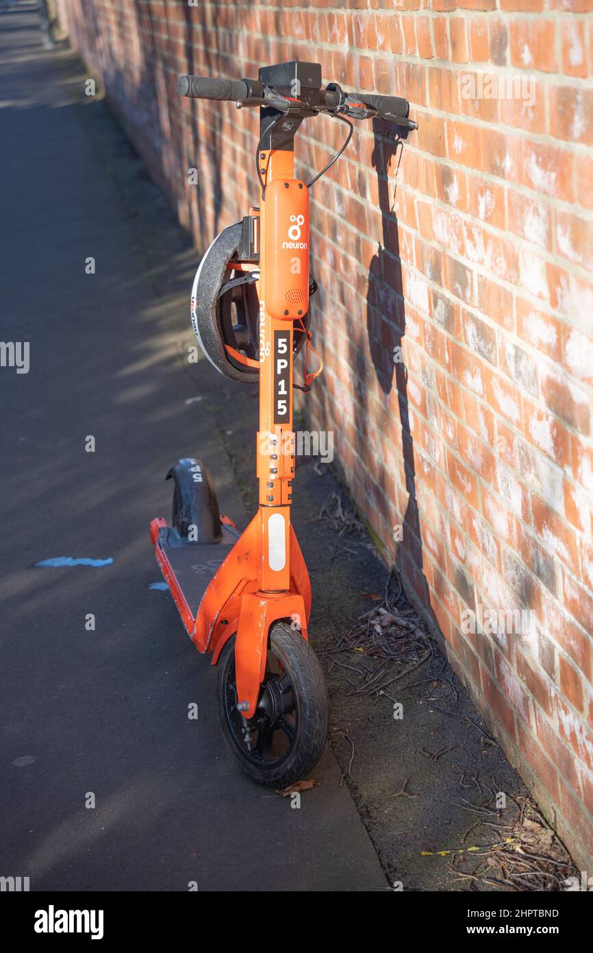 Nachhaltiger Verkehr. Ein Neuron-E-Scooter, der in Newcastle upon Tyne, Großbritannien, gemietet werden kann, wo er bei jungen Menschen beliebt ist. Stockfoto