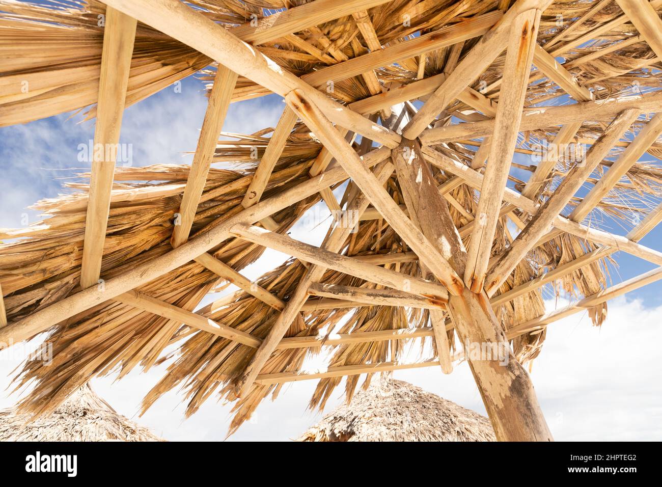 Alter Holzschirm mit Löchern an einem sonnigen Tag. Dominikanische republik, Bavaro Beach Stockfoto