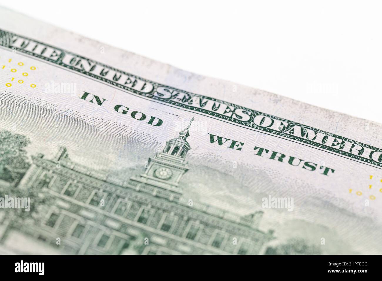 Einhundert Dollar notieren Nahaufnahme mit selektivem Fokus auf den Satz in God We Trust. USD, die offizielle Währung der Vereinigten Staaten, finanzielle Rückseite Stockfoto