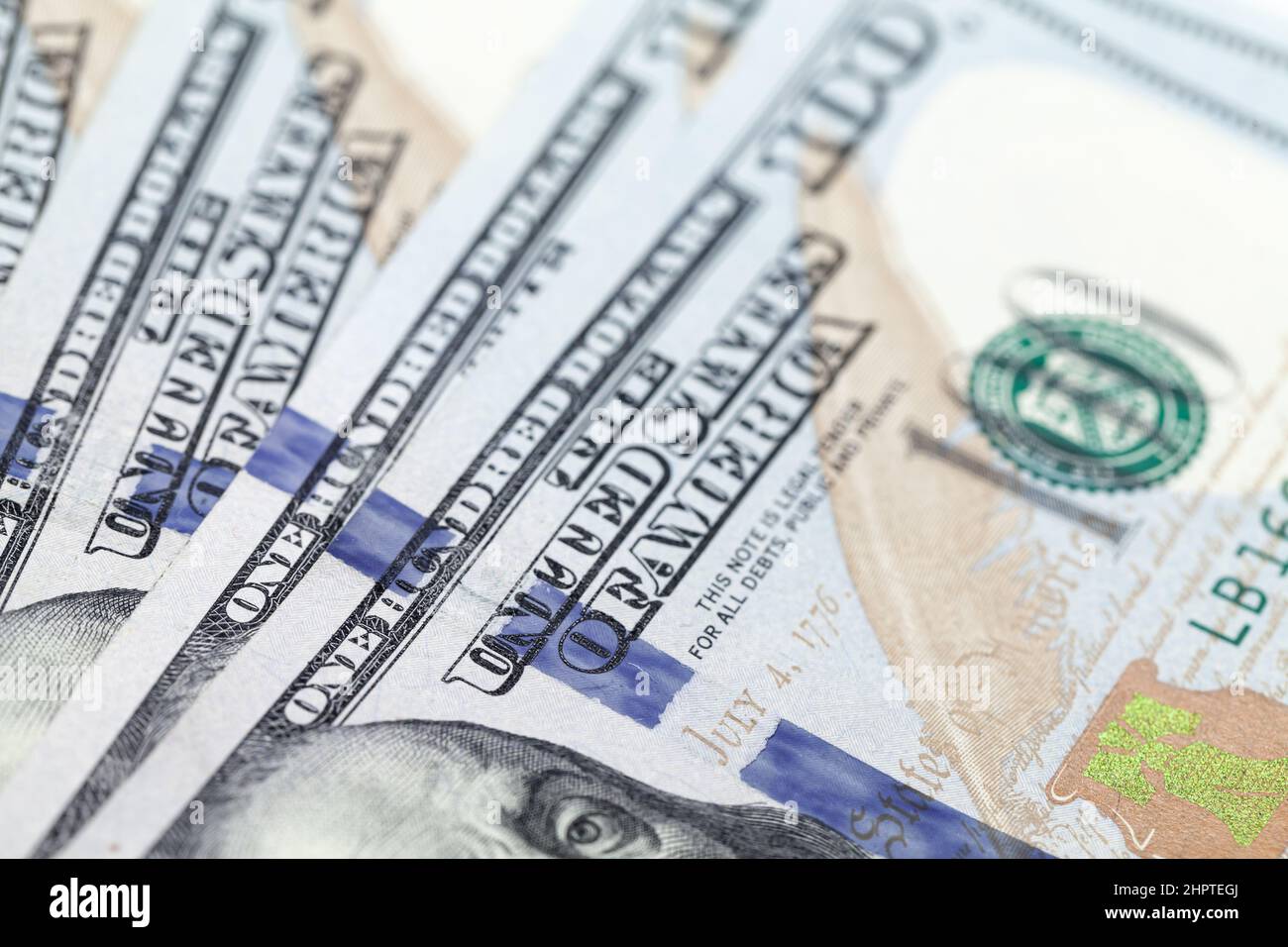 Hundert Dollar notiert Nahaufnahme Foto mit selektivem Fokus. USD, die offizielle Währung der Vereinigten Staaten, Finanzhintergrund Foto Stockfoto