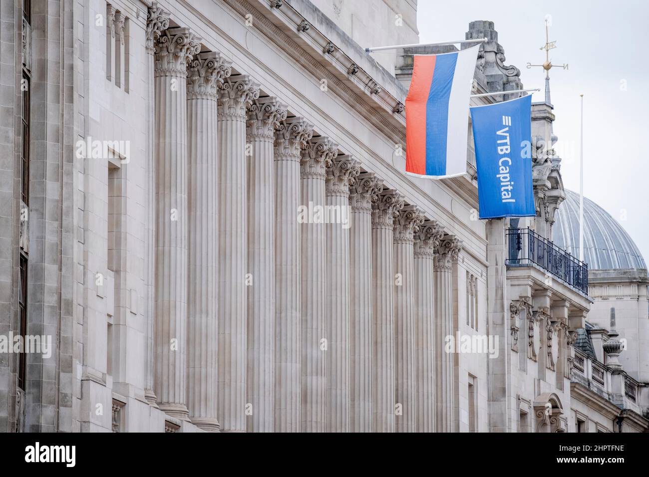 Tage nachdem der russische Präsident Wladimir Putin die von den Russen unterstützten, von Rebellen gehaltenen Gebiete Donezk und Luhansk als unabhängig von der Ukraine anerkannt hatte, Und die britische Regierung kündigte Sanktionen gegen russische Banken und die Vermögenswerte der Oligarchen an, die russische Flagge hängt von der Russischen Föderation und der russischen Investmentbank VTB Capital am 23rd. Februar 2022 in der Stadt London, England. Die Kampagnengruppe „Transparency International“ sagt, dass geschätzte 1,5bn £von britischen Immobilien über die City of London, den Finanzbezirk der britischen Hauptstadt, mit verdächtigen Mitteln aus Russland ausgegeben wurden. Stockfoto