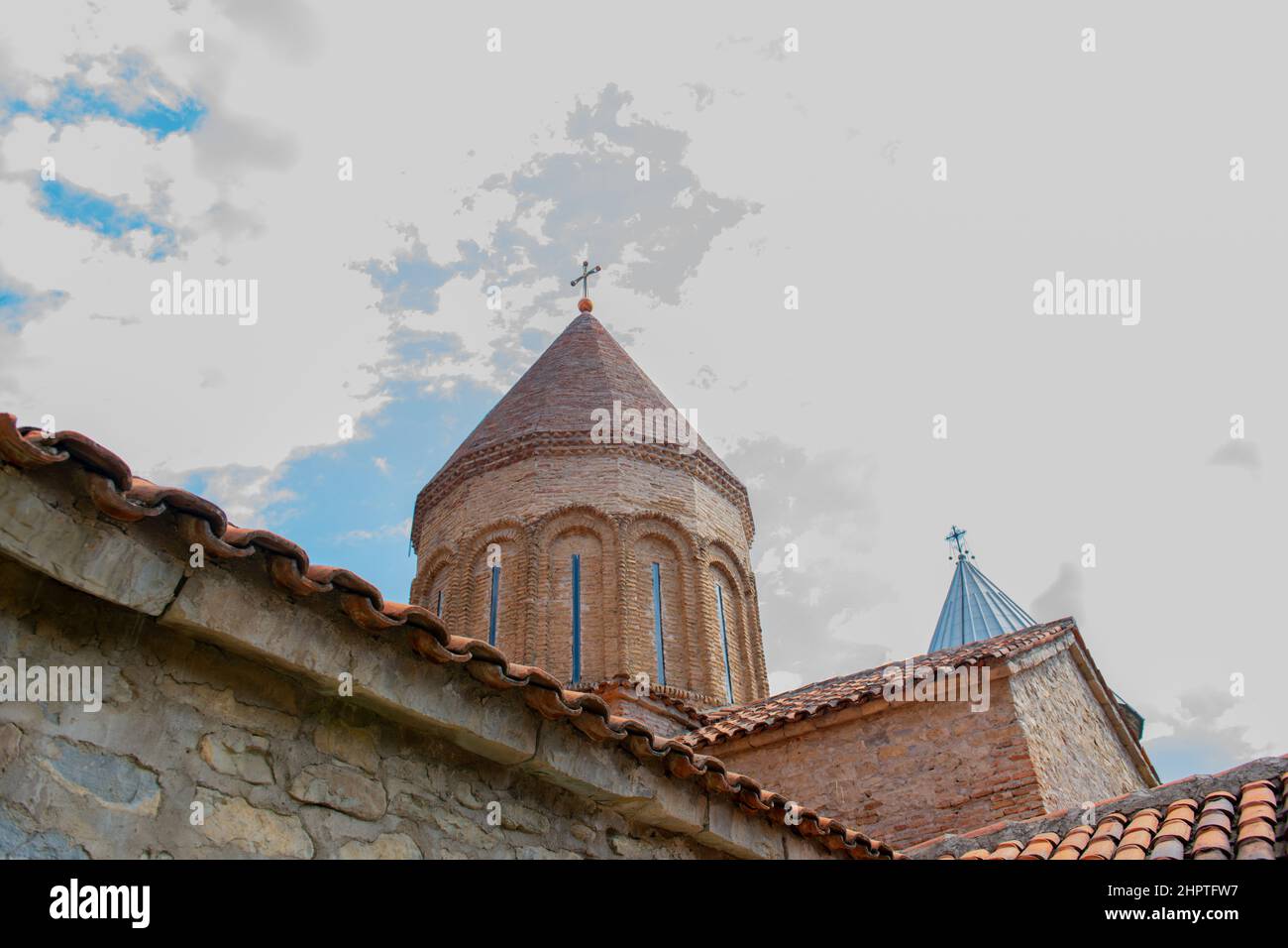 Sehr alte Kirche mit Ziegeldach Stockfoto