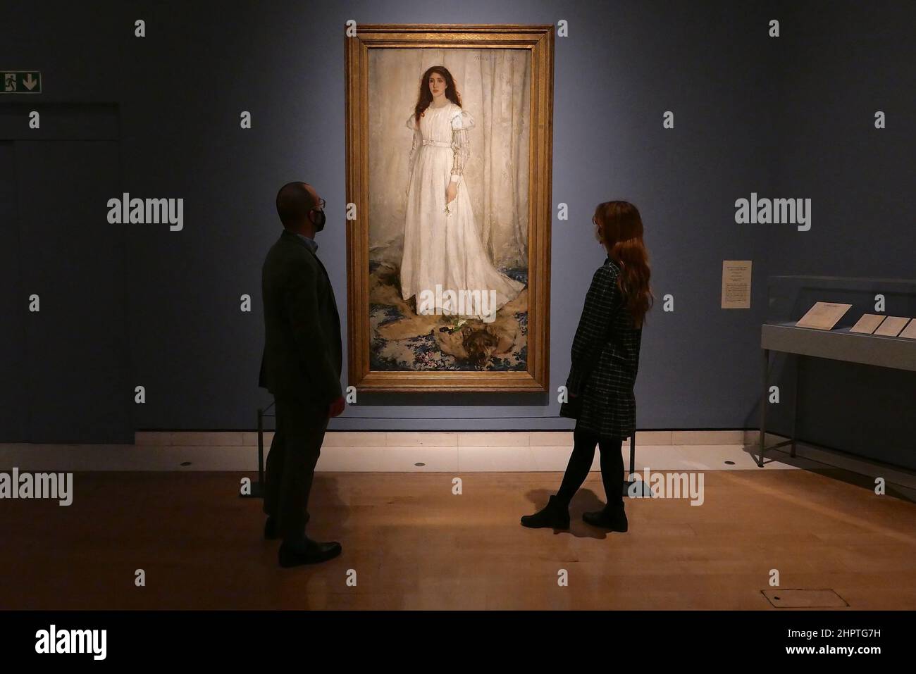 Whistlers Frau in Weiß: Joanna Hiffernan ist die erste Ausstellung, die die wichtige Rolle untersucht, die das irische Model Joanna Hiffernan bei der Etablierung des Rufs des amerikanischen Künstlers James Abbott McNeill Whistler als einer der einflussreichsten Künstler des späten 19th. Jahrhunderts spielte. Die Ausstellung, die aus über 70 Werken besteht, vereint fast alle Darstellungen von Whistler über Hiffernan und umfasst Gemälde, Drucke, Zeichnungen und verwandte Kunstwerke sowie Ephemera. Stockfoto