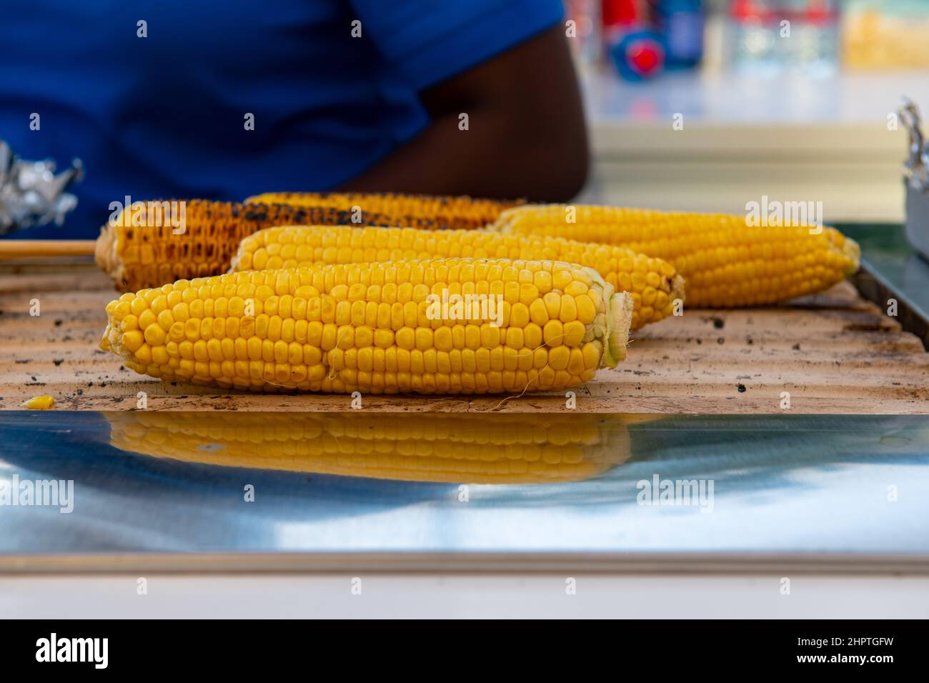 Gekochter Mais wird in einem Kiosk gebraten Stockfoto