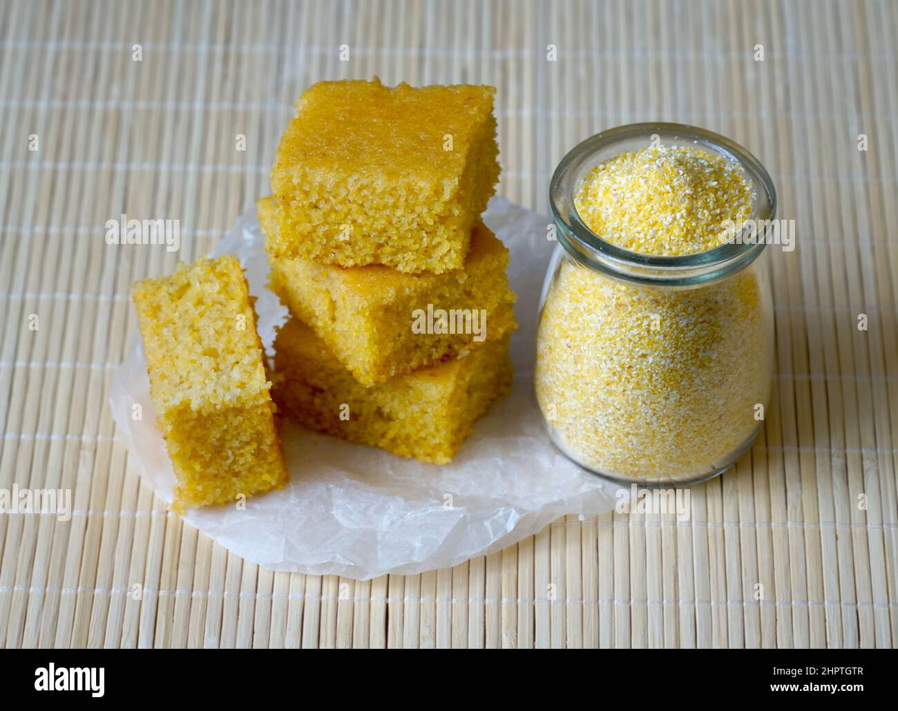 Bio-Polenta hausgemachte gesunde süße Snack. Vier Stück Maismehl-Kuchen Stockfoto