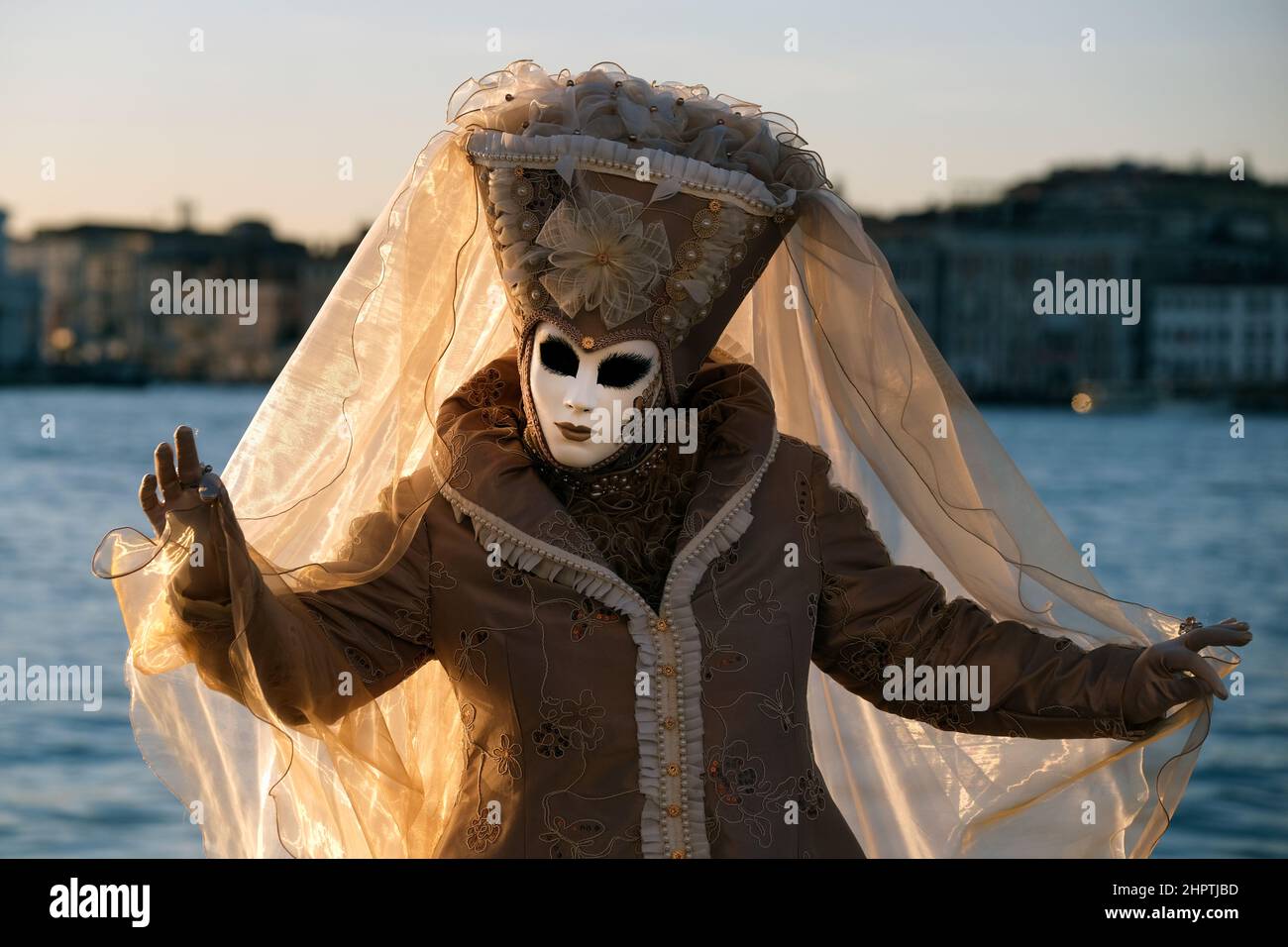 Maskierte Nachtschwärmer versammeln sich, um den Karneval von Venedig in Venedig, Italien, zu feiern, 23. Februar 2022. Stockfoto