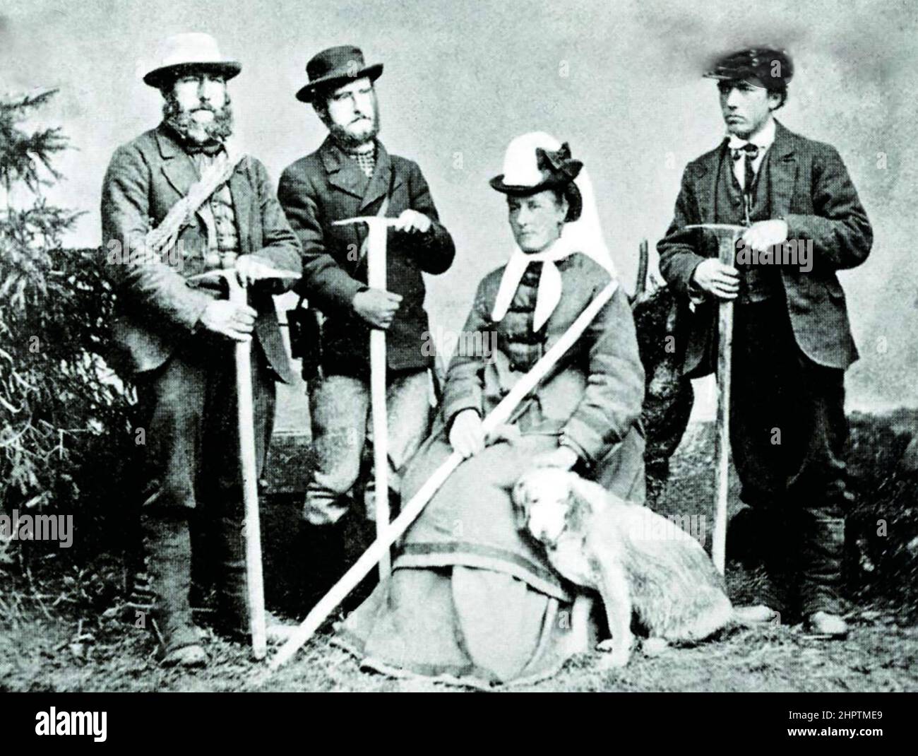 META BREVOORT (1825-1876) amerikanische Bergsteigerin um 1874 mit von links ihren Führern Christian Almer, seinem Sohn Ulrich und ihrem Neffen William Coolidge. Stockfoto