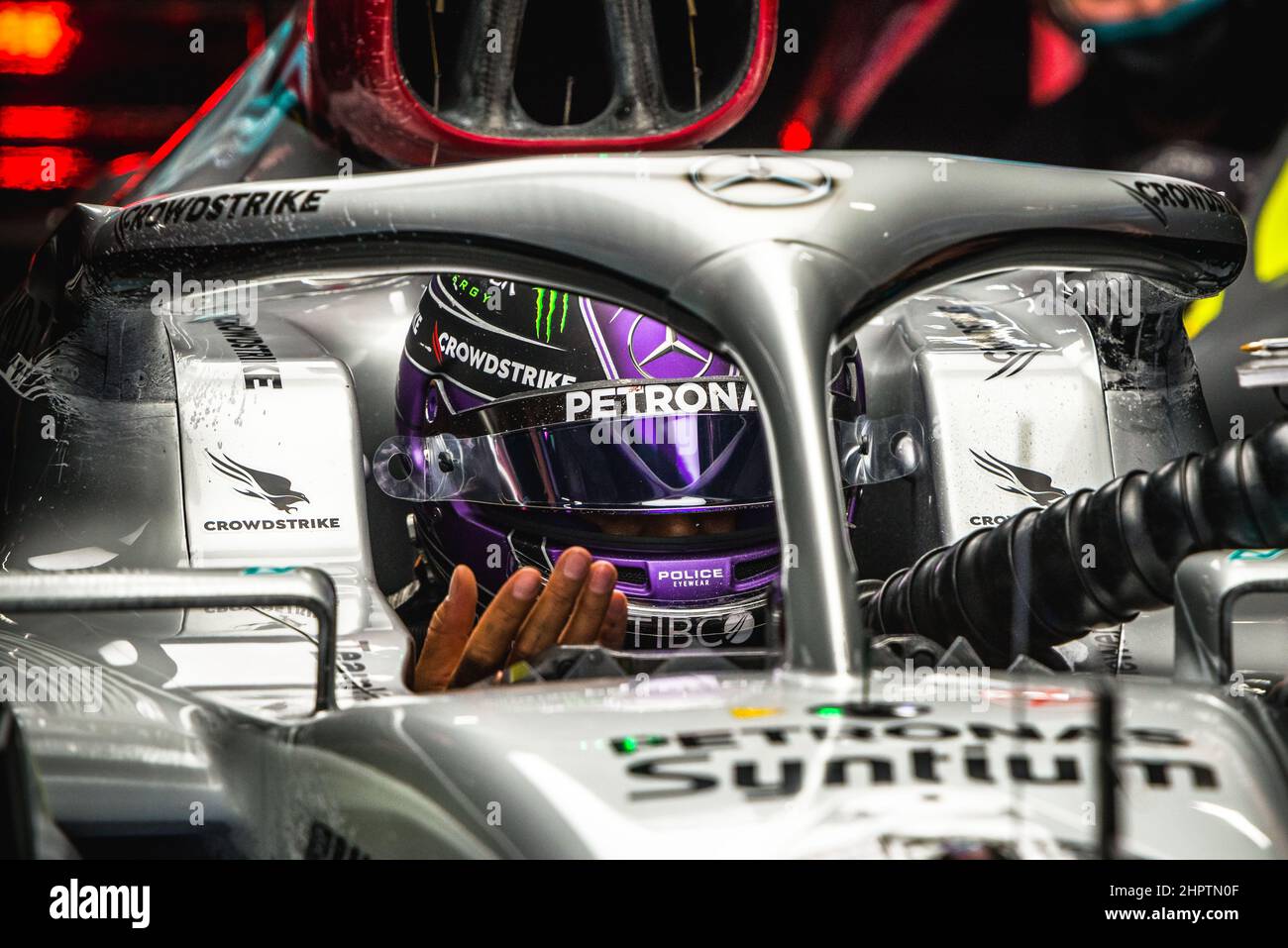 Barcelona, Spanien. 23rd. Februar 2022. LEWIS HAMILTON (GBR) vom Team Mercedes in der Teamwerkstatt am ersten Tag des Formel-1-Wintertests auf dem Circuit de Catalunya Credit: Matthias Oesterle/Alamy Live News Stockfoto