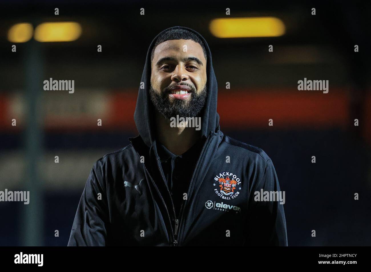 London, Großbritannien. 23rd. Februar 2022. CJ Hamilton #22 von Blackpool erreicht am 2/23/2022 das Kiyan Prince Foundation Stadium in London, Großbritannien. (Foto von Mark Cosgrove/News Images/Sipa USA) Quelle: SIPA USA/Alamy Live News Stockfoto