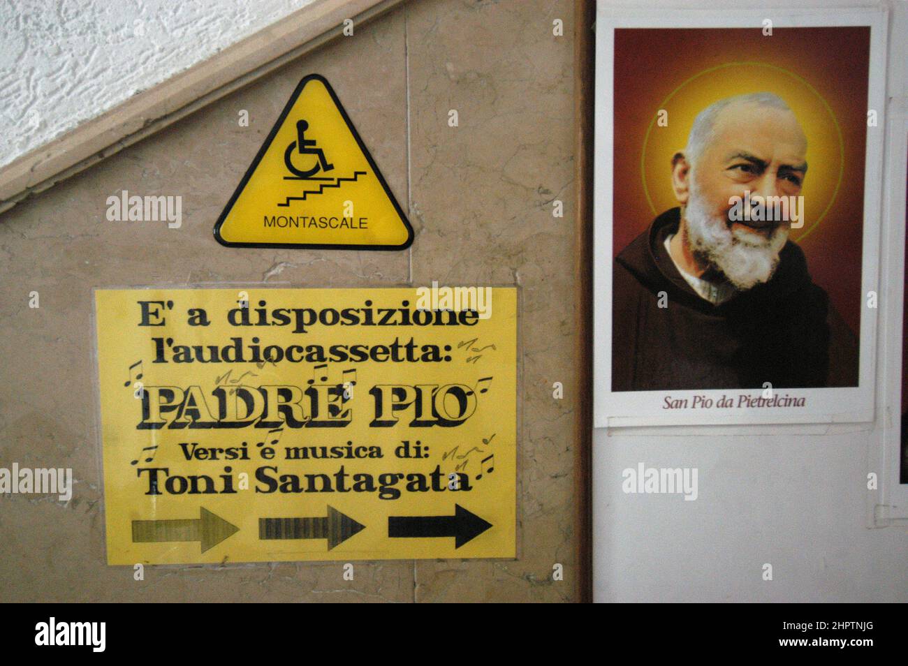 San Giovanni Rotondo (Foggia), Italien 05/12/2004: Pilger besuchen das Heiligtum von padre pio ©Andrea Sabbadini Stockfoto