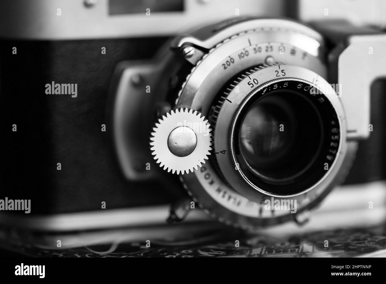 Alte Fotokamera mit Objektiv. Nahaufnahme der Makroaufnahme. Antike Ausstattung Stockfoto