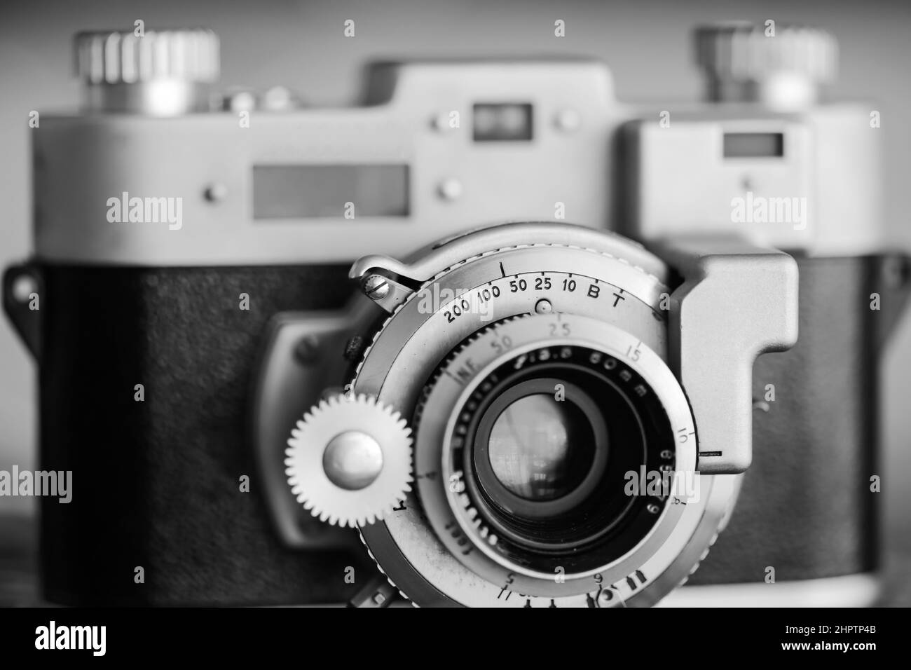 Alte Fotokamera mit Objektiv. Nahaufnahme der Makroaufnahme. Antike Ausstattung Stockfoto