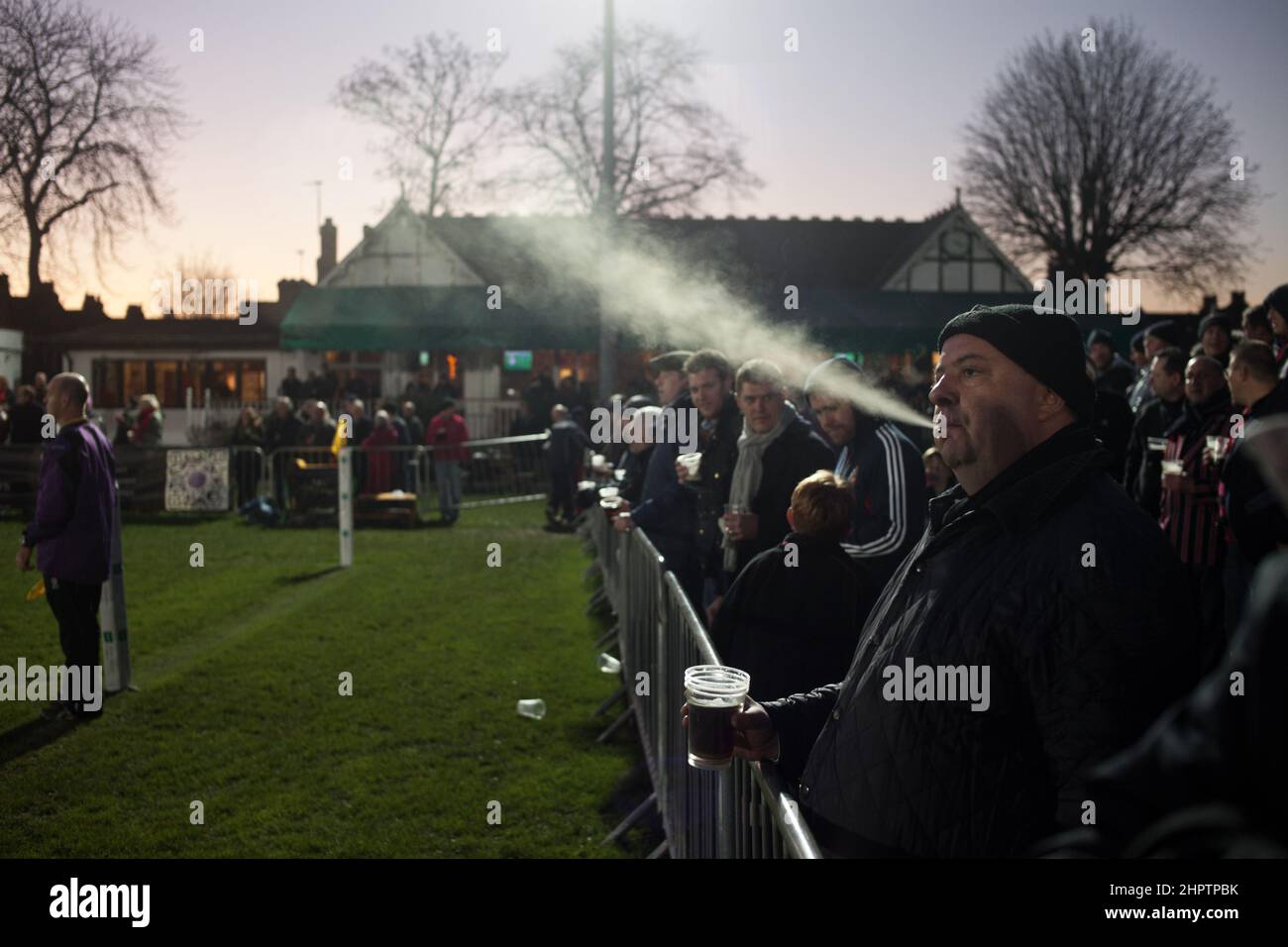 Die Menge, die ein Spiel zwischen Blackheath und Coventry beobachtet. Blackheath im Süden Londons behauptet, der älteste Rugby-Club der Welt zu sein. Stockfoto